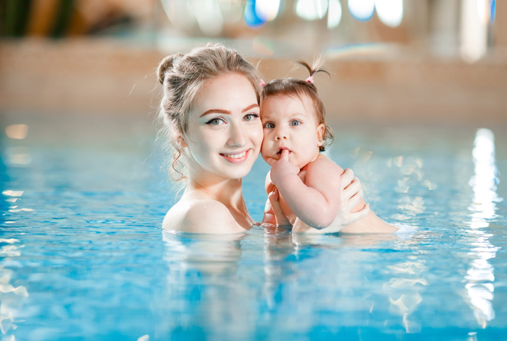 aquatic-environment-first-steps-pool-baby-with-mom
